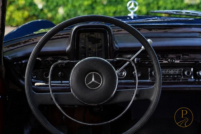 Klassikalise Mercedes-Benz must rool ja läikiv armatuur