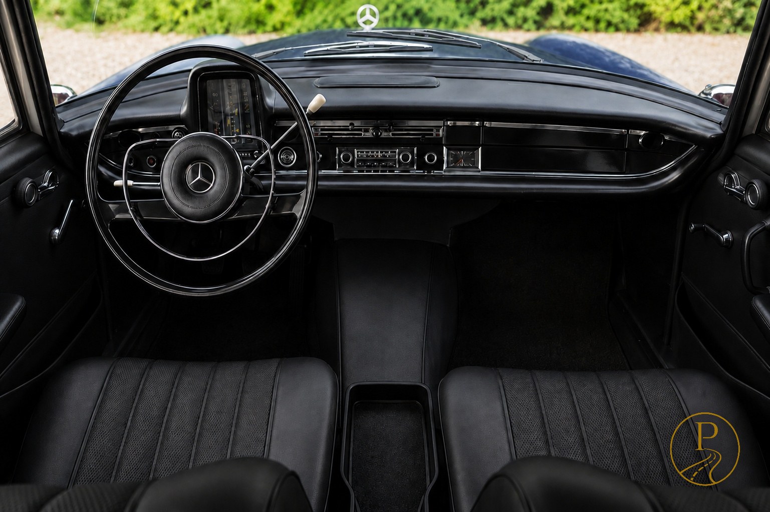 1960ndate Mercedes-Benzi ajastutruu salong: suur peenike rool ja kroomitud armatuurlaud