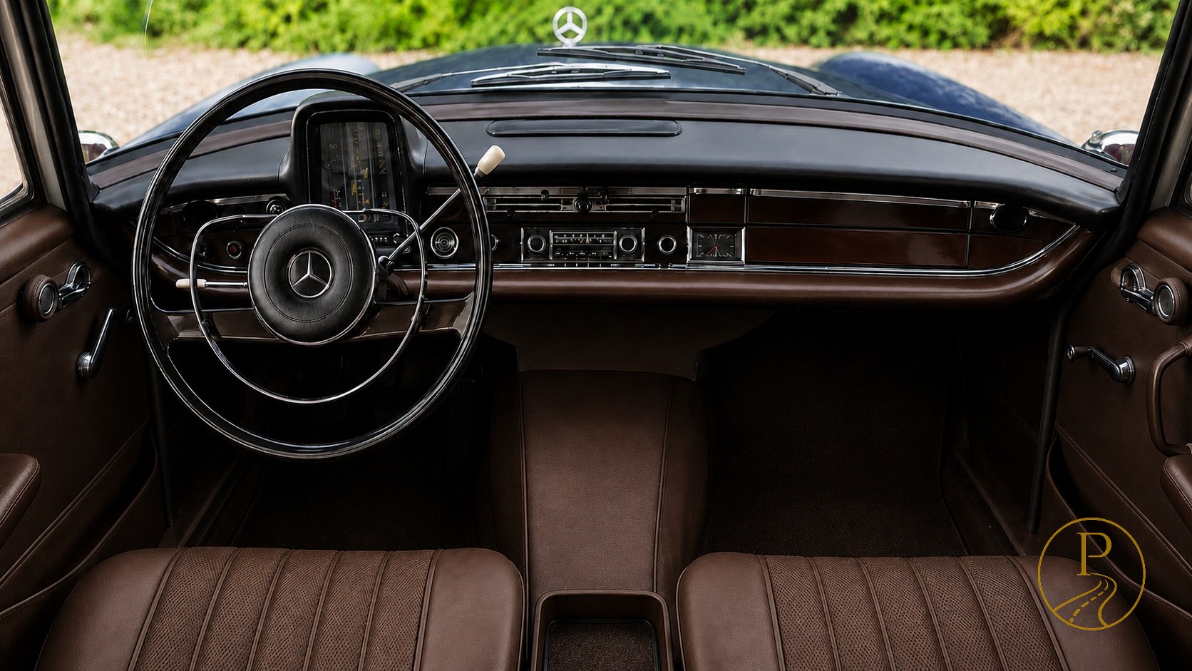 Klassikalise Mercedes-Benz pruun nahksalong, rool ja armatuur
